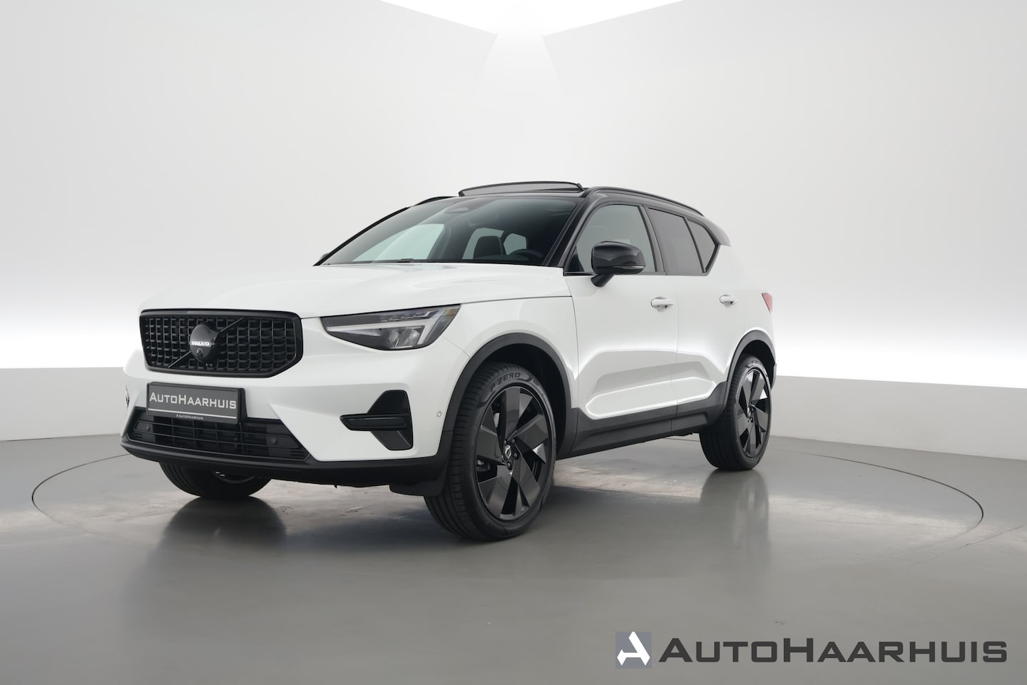 Volvo XC40 - 2.0 B3 Ultra Black Edition | Pano | Harman Kardon | 360cam | Memory | Stoel-Stuurverw. | A - AutoWereld.nl