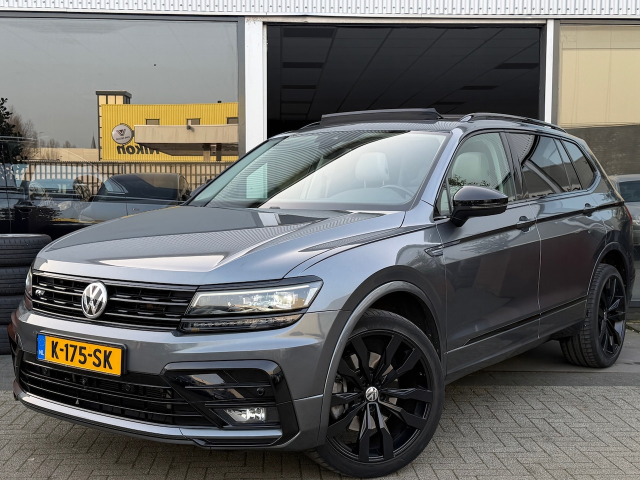 Volkswagen Tiguan - 2.0 TSI 4Motion Highline Business R 7 PERSOONS/360 CAMERA/AUTOMAAT/BOMVOL OPTIES/TREKHAAK/ - AutoWereld.nl