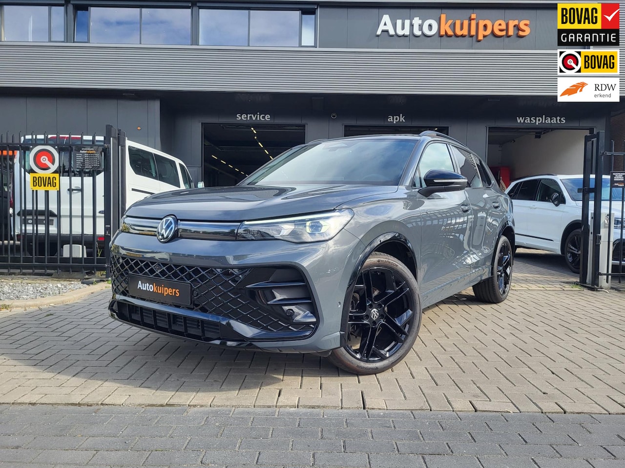 Volkswagen Tiguan - 1.5 eTSI R-line Edition | Met o.a. panoramadak, elektrisch uitklapbare trekhaak en Harman - AutoWereld.nl