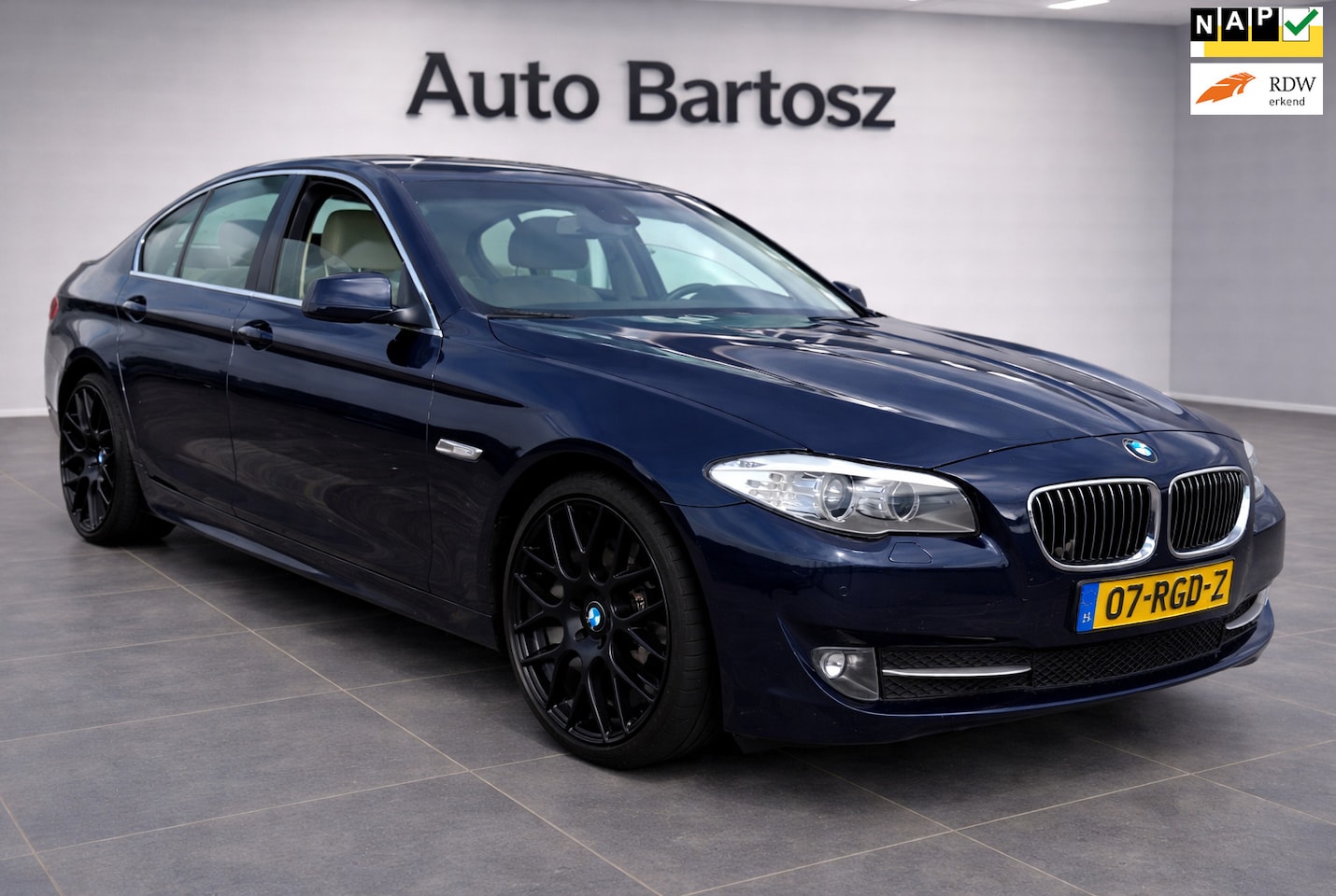 BMW 5-serie - 523i High Executive - 20 inch velgen/Dealer onderhouden /NAP - AutoWereld.nl