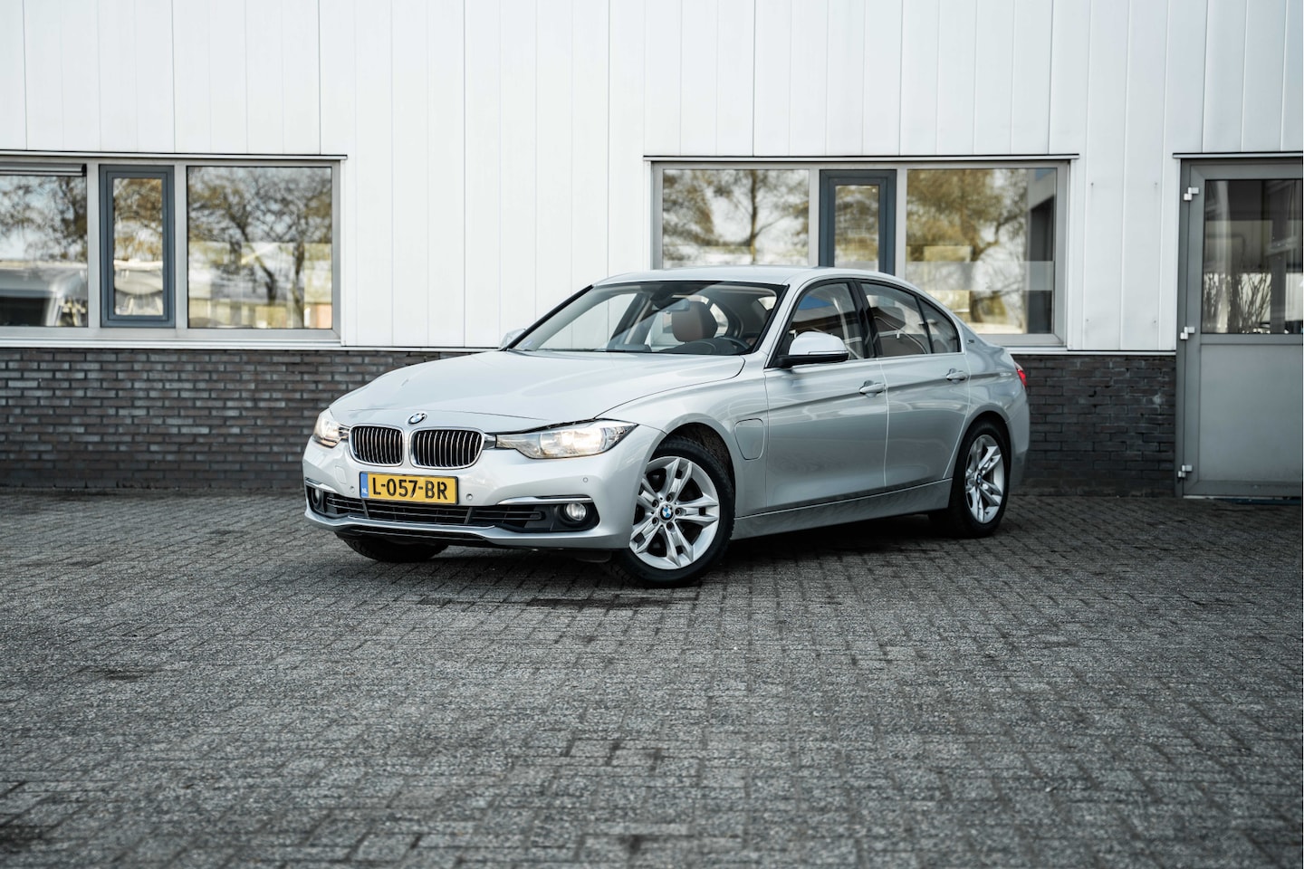 BMW 3-serie - 330e Centennial High Executive | Tabacco Leder - AutoWereld.nl
