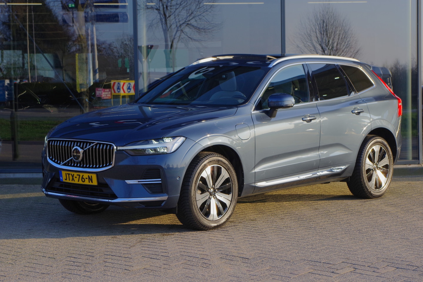Volvo XC60 - 2.0 T8 Plug-in Hybrid 456 PK AWD Ultimate Bright, Long Range, Panoramadak, Wol Interieur, - AutoWereld.nl
