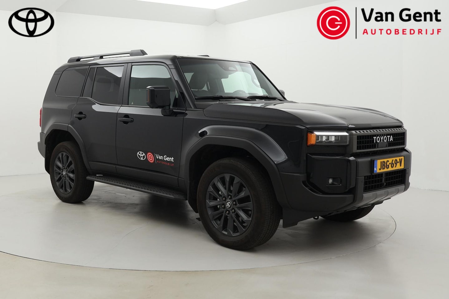 Toyota Land Cruiser - 2.8 D-4D Professional | Trekhaak | Leder | Head-up display | Treeplanken | 20 inch | Apple - AutoWereld.nl