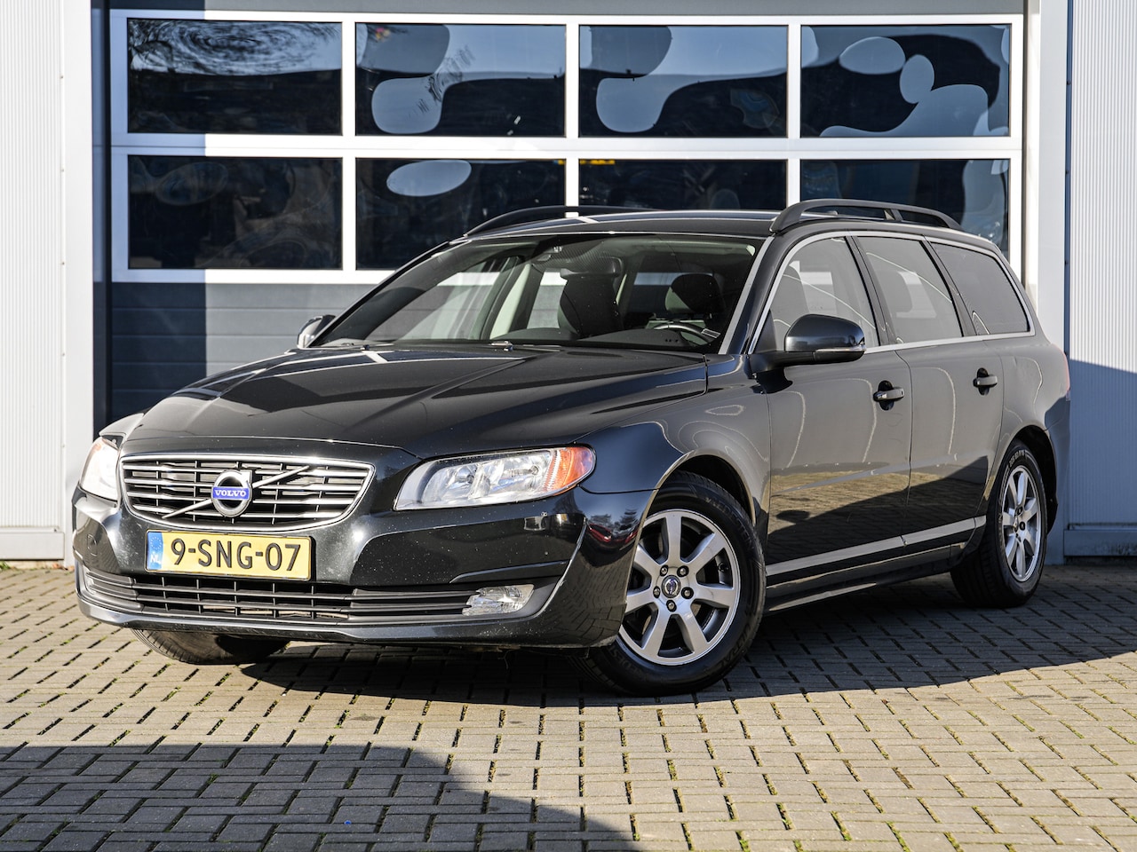 Volvo V70 - 1.6 D2 Kinetic | Automaat | Navi | Climate control | Cruise control | Trekhaak - AutoWereld.nl