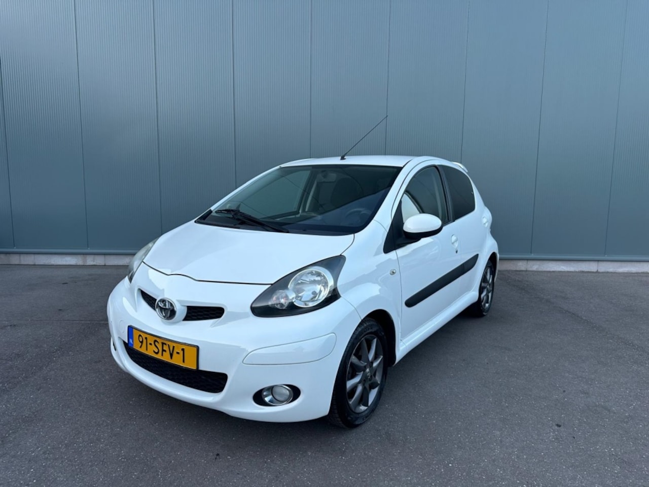 Toyota Aygo - 1.0-12V Dyn. Nav. NIEUWE KOPPELINGSET | AIRCO ! - AutoWereld.nl