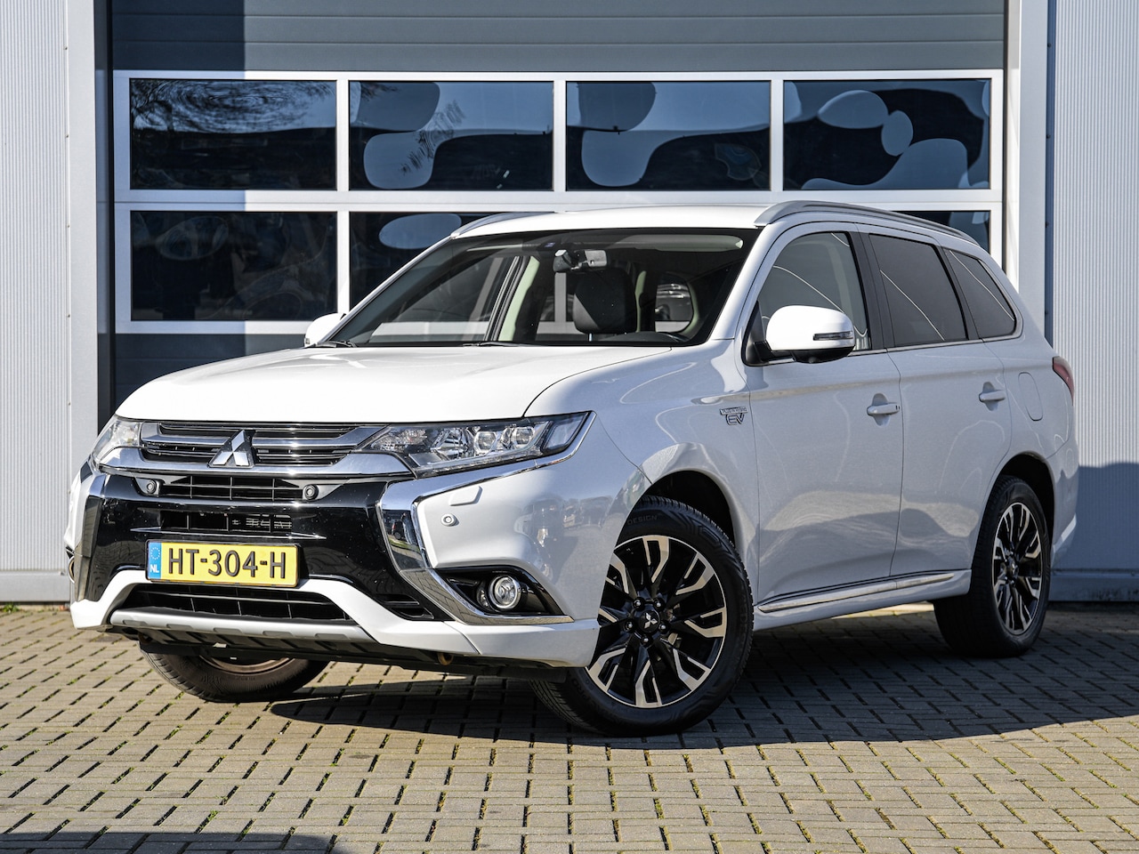 Mitsubishi Outlander - 2.0 PHEV instyle | Leder | Xenon | 360 camera | Keyless | Stoelverwarming | PDC v+a - AutoWereld.nl