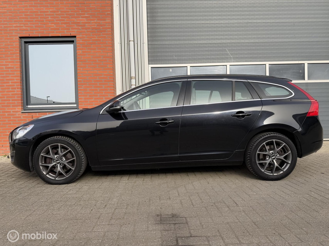 Volvo V60 - 3.0 T6 AWD Momentum - Volvo dealer onderh. - AutoWereld.nl