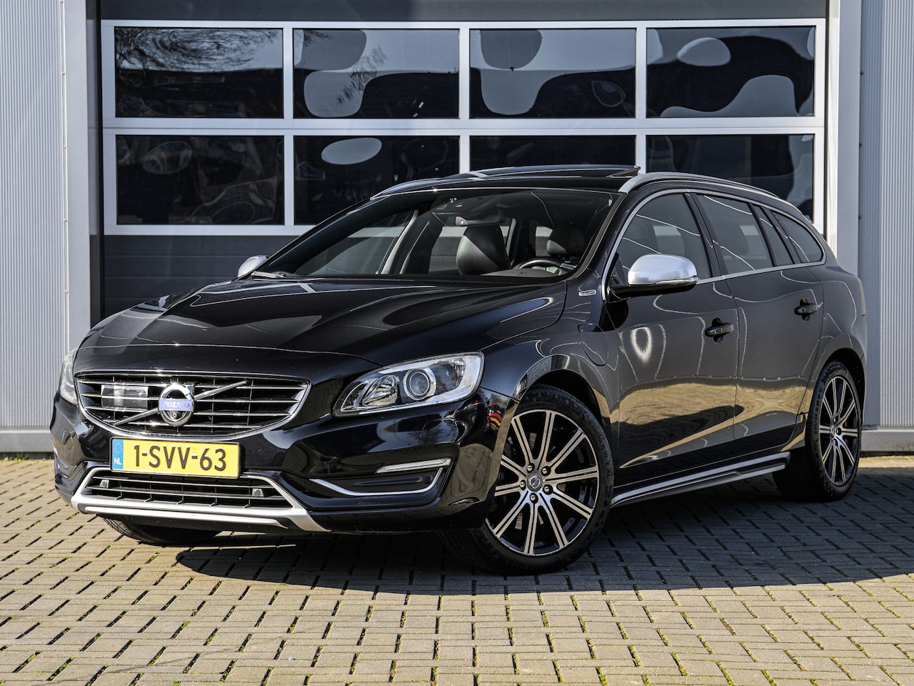 Volvo V60 - 2.4 D6 AWD Plug-In Hybrid Summum | Leder | Schuifdak | Keyless | Camera | Xenon | Stoelver - AutoWereld.nl