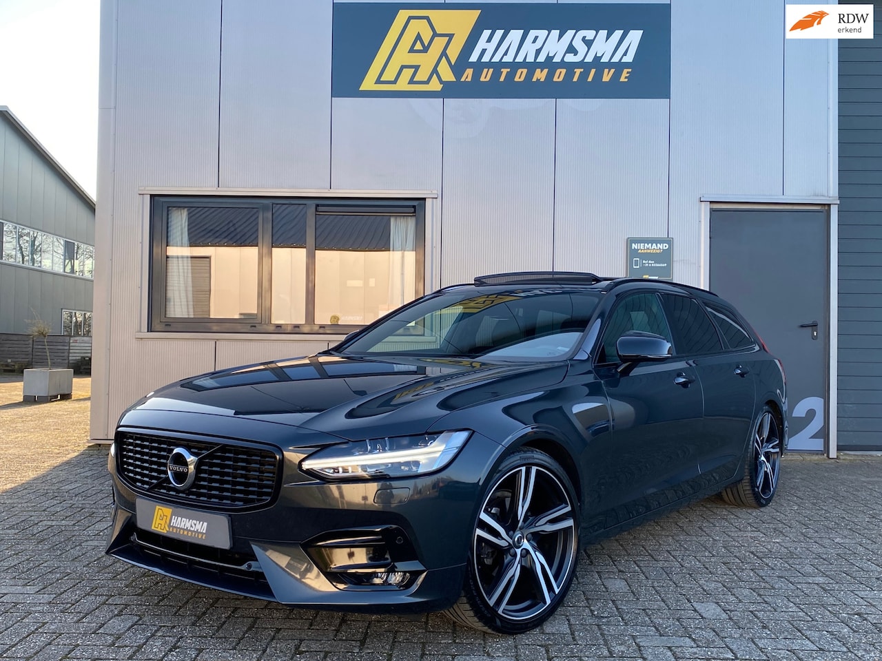 Volvo V90 - 2.0 D4 R-Design I Pilot Assist I Pano I Trekhaak - AutoWereld.nl
