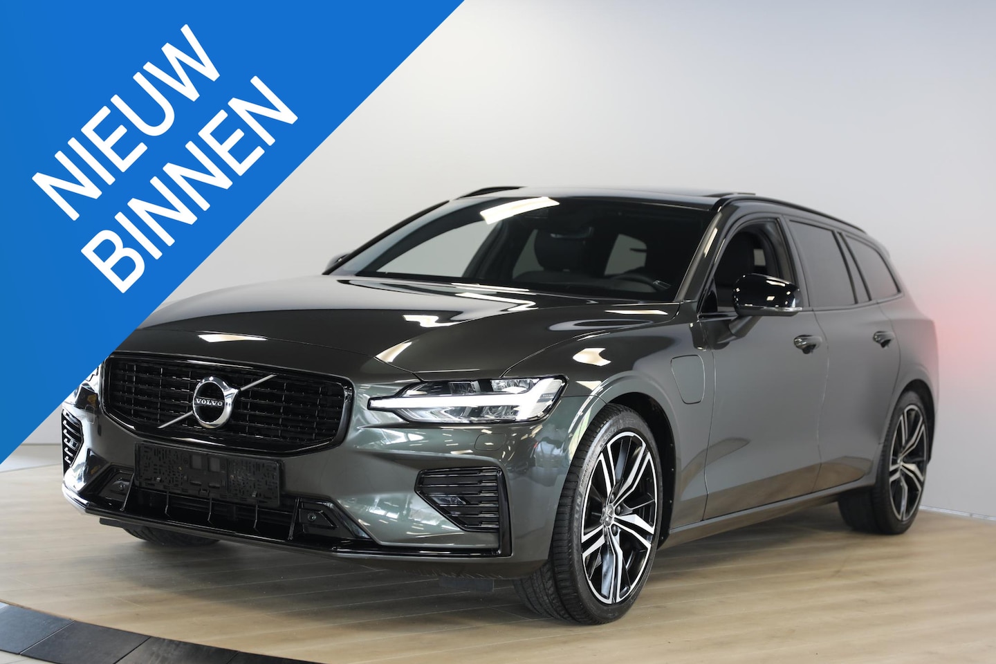 Volvo V60 - 2.0 T6 Recharge AWD R-Design | Schuif- opendak | Harman/Kardon | Dealeronderhouden - AutoWereld.nl