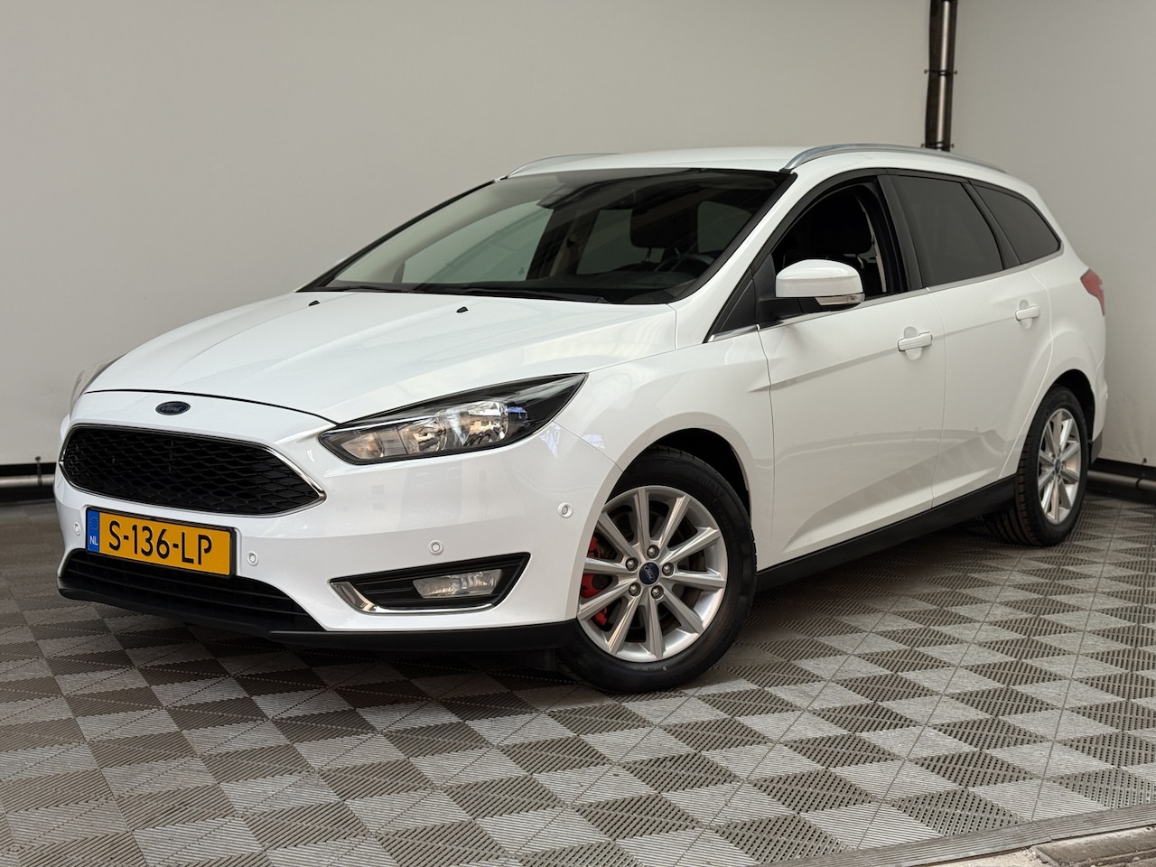 Ford Focus Wagon - 1.5 Titanium Edition Navi PDC LM17" Trekhaak - AutoWereld.nl