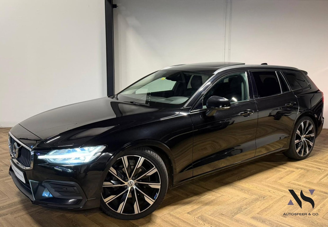 Volvo V60 - 2.0 D4 Momentum PANO CAM KEYLESS - AutoWereld.nl