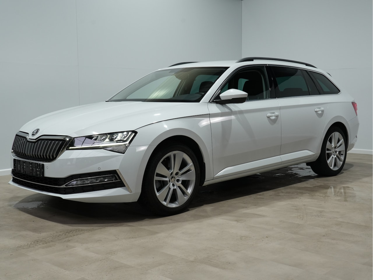 Skoda Superb Combi - 1.4 TSI iV 204pk Business Edition Plus Trekhaak Camera Navigatie Stoelverwarming Carplay - AutoWereld.nl