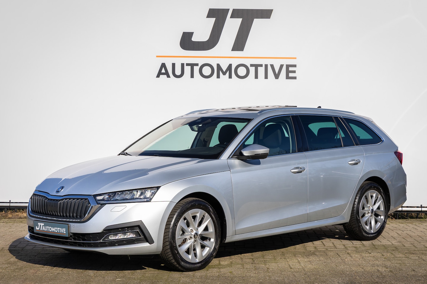 Skoda Octavia - 1.5 e- TSI Bns Ed. Plus Pano | PDC | Stoelverwarming/Stuurverwarming | Elektrische achterk - AutoWereld.nl