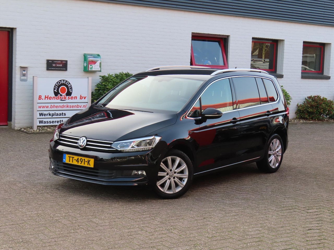 Volkswagen Touran - 1.8 TSI 180pk BMT DSG Highline 7 Zitplaatsen/ Trekhaak/ Stoelverwarming/ Massagestoel/ Ada - AutoWereld.nl