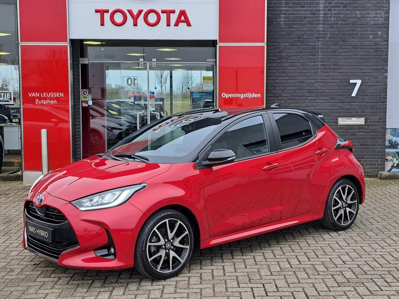 Toyota Yaris - 1.5 Hybrid Executive HEAD-UP DIS STOELVERWARMING BI-TONE PDC V+A ELEK SPIEGELS - AutoWereld.nl