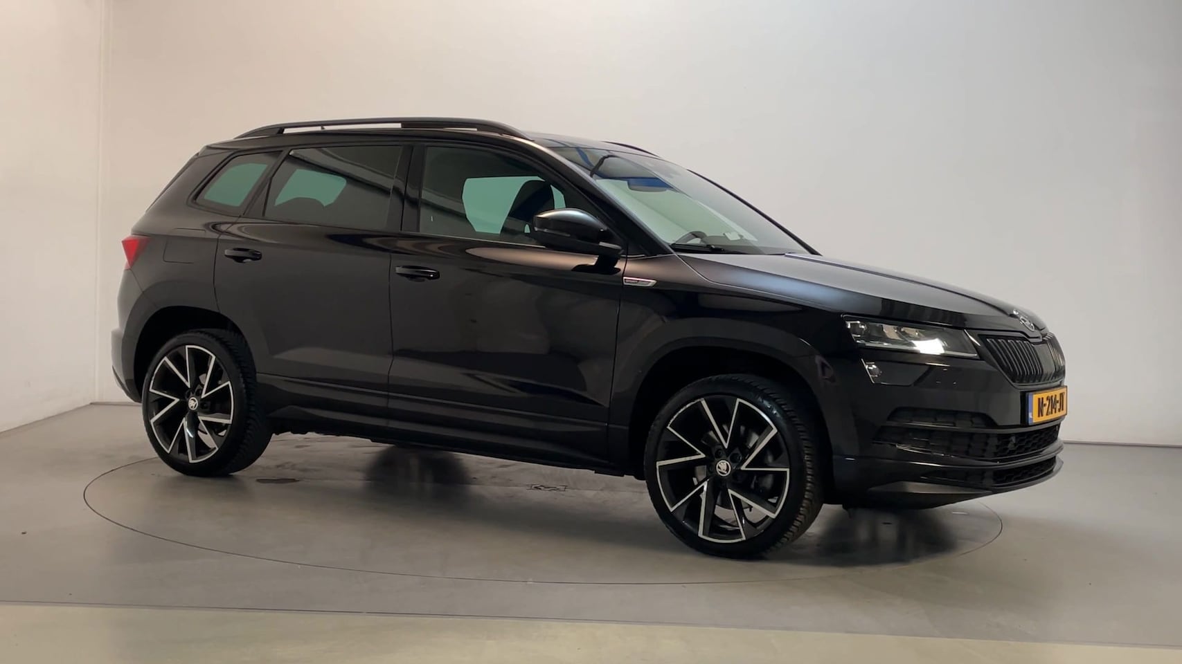 Skoda Karoq - 1.5 TSI 150pk DSG ACT Sportline Business Panoramadak Virtual Cockpit Navigatie Camera - AutoWereld.nl