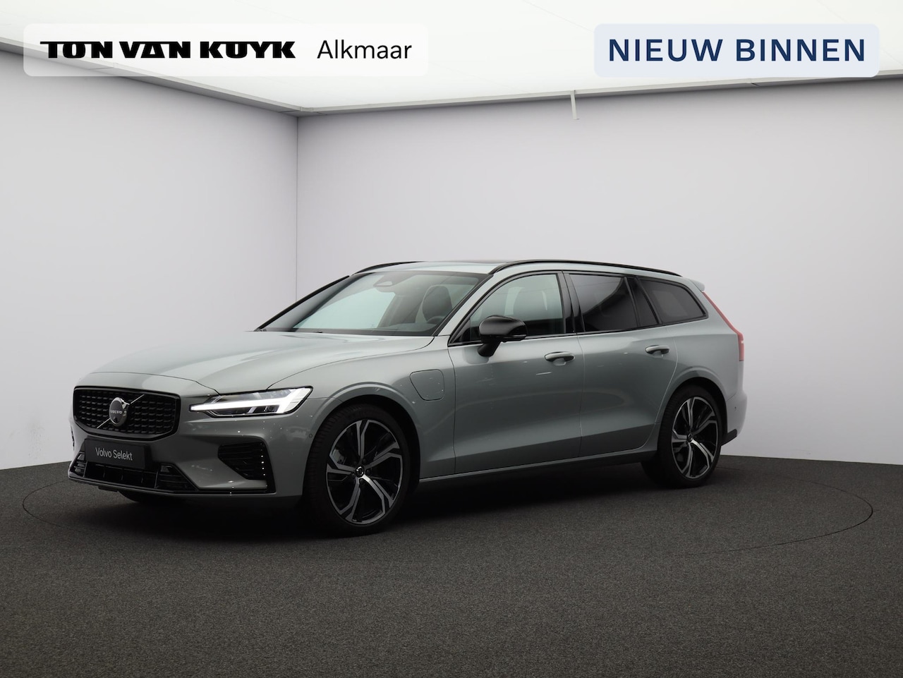 Volvo V60 - 2.0 T8 Plug-in hybrid AWD Plus Dark / Panoramadak / Head-Up Display / 360 Camera / Sportst - AutoWereld.nl