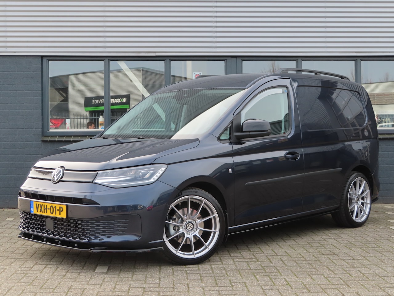 Volkswagen Caddy Cargo - 2.0 TDI DSG 75th Edition | lederen comfort stoelen | standkachel | maxton | bilstein | 19 - AutoWereld.nl