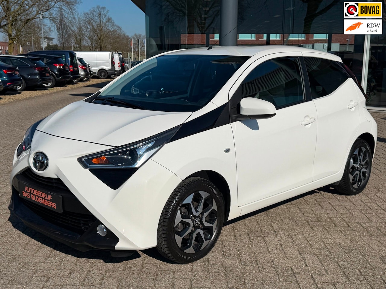 Toyota Aygo - 1.0 VVT-i x-play 1.0 VVT-i x-play, Airco, Apple carplay, Camera, lm velgen, etc. - AutoWereld.nl
