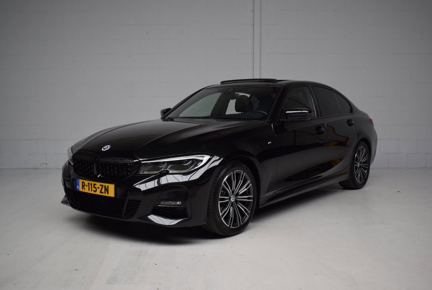 BMW 3-serie - 320i 184PK AUT8 M-SPORT LEER / CAMERA / SCHUIFDAK / CARPLAY / STOELVERWARMING / SFEERVERLI - AutoWereld.nl