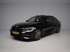 BMW 3-serie - 320i 184PK AUT8 M-SPORT LEER / CAMERA / SCHUIFDAK / CARPLAY / STOELVERWARMING / SFEERVERLI