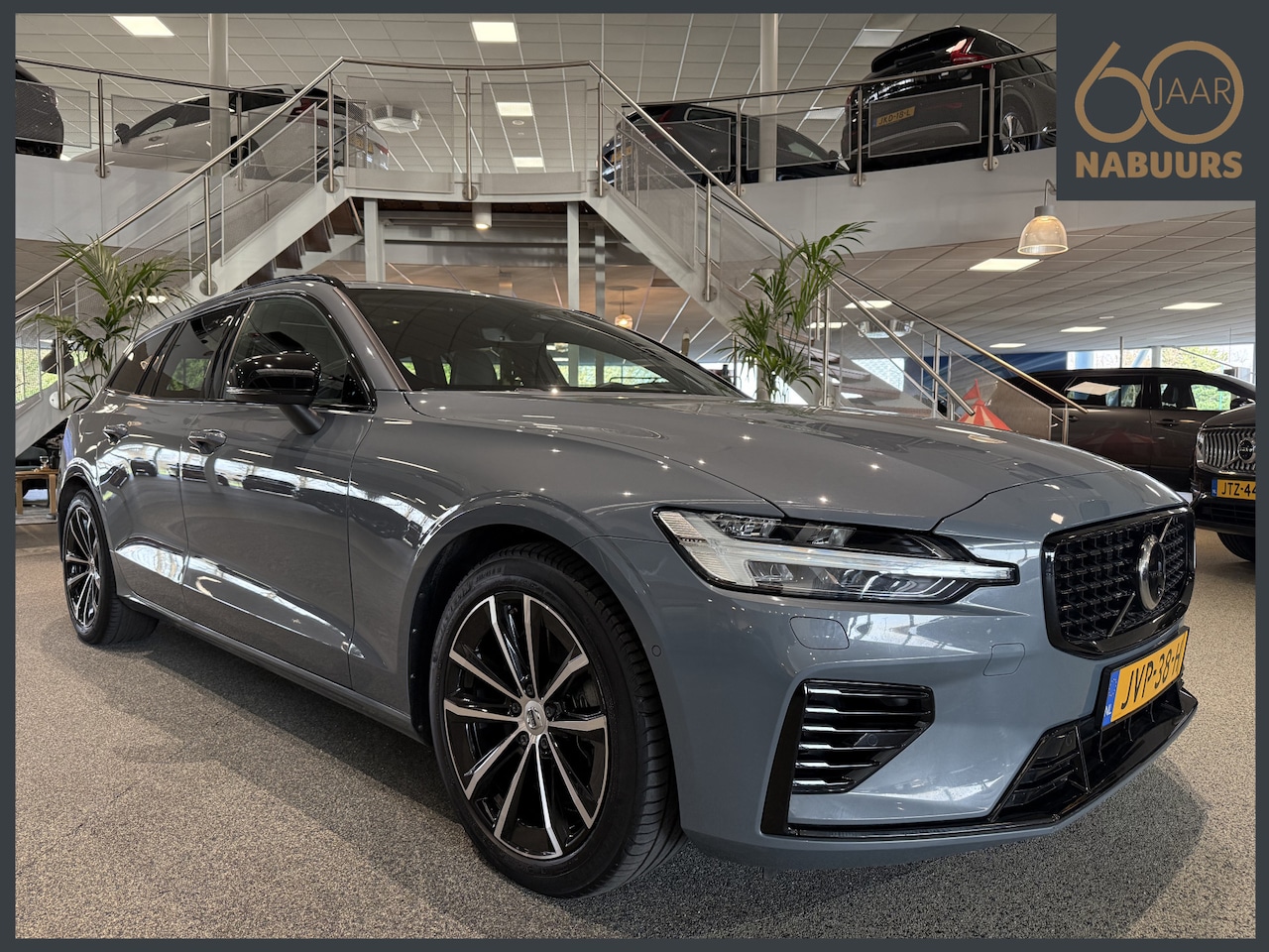 Volvo V60 - 2.0 T8 Plug-in hybrid AWD Plus Dark, Long Range, Pano, Trekhaak - AutoWereld.nl