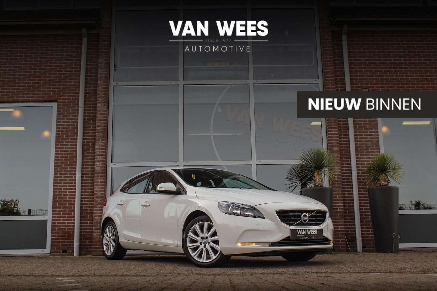 Volvo V40 - 1.6 T2 | 1e eigenaar | 17 inch| Cruise control | Climate control | Sportstuur | Origineel - AutoWereld.nl