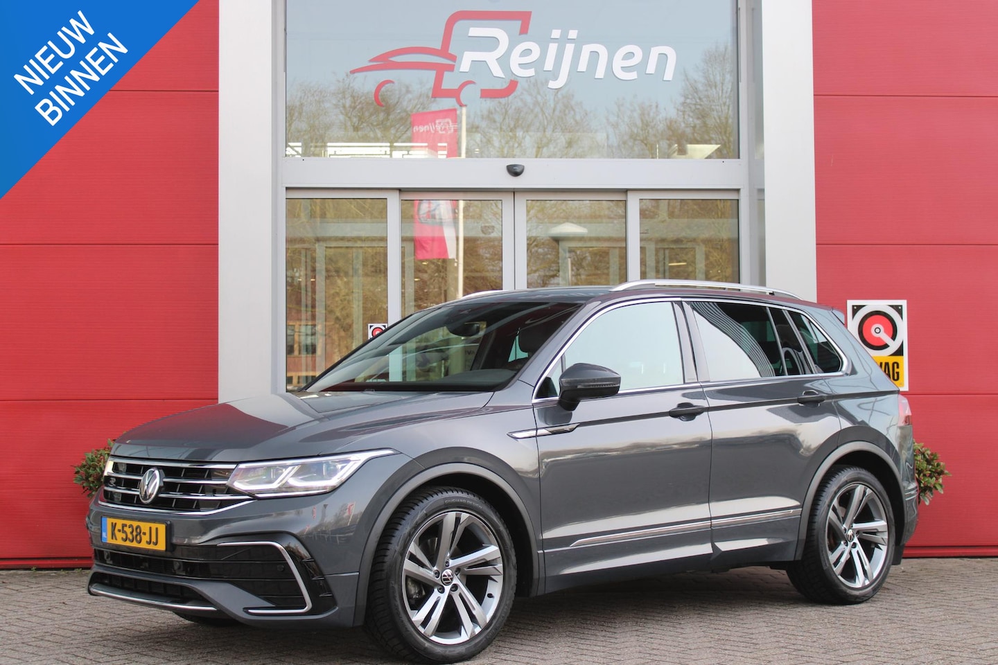 Volkswagen Tiguan - 1.5 TSI 150PK R-Line Business+ | LED MATRIX KOPLAMPEN (IQ LIGHT) | NAVIGATIE | R-LINE INTE - AutoWereld.nl