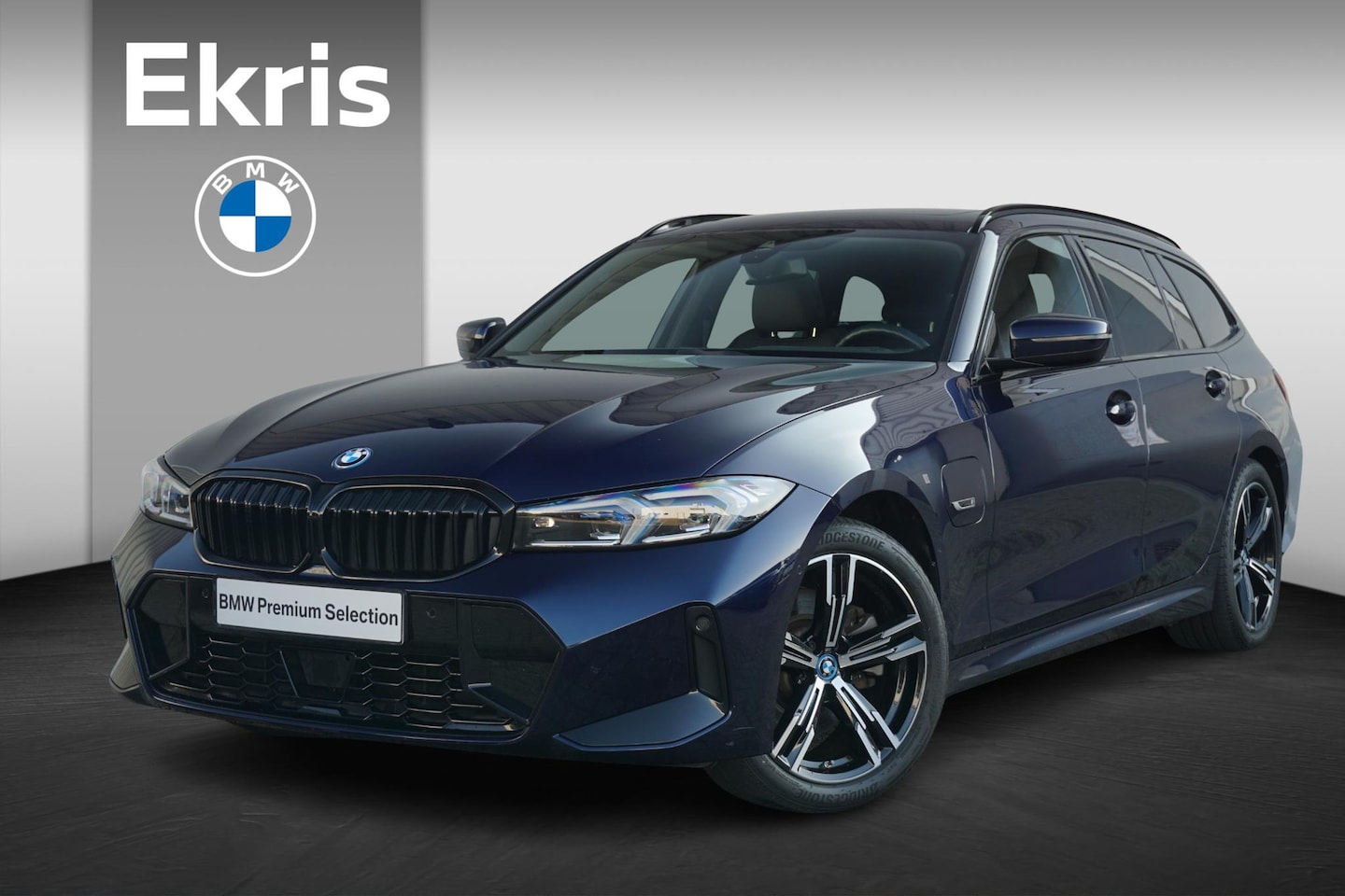 BMW 3-serie Touring - 320e xDrive M Sportpakket 18'' / Panoramadak / Elektrisch verstelbare stoelen / Active Cru - AutoWereld.nl