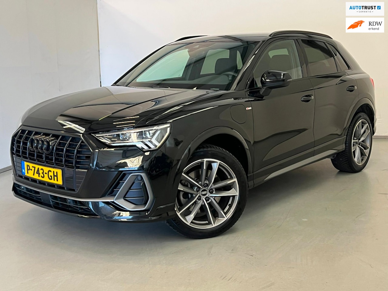 Audi Q3 - 45 TFSI e / S Line / Virtual / CarPlay / Keyless / Trekhaak - AutoWereld.nl