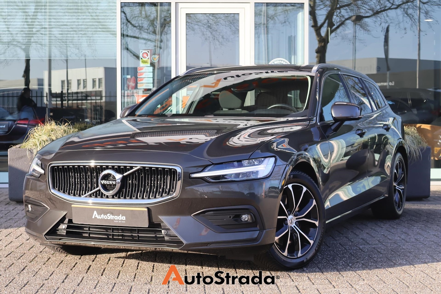 Volvo V60 - B3 Business Pro 163pk | Stoelverwarming | Camera | Cruise | Climate | Keyless | Virtual | - AutoWereld.nl