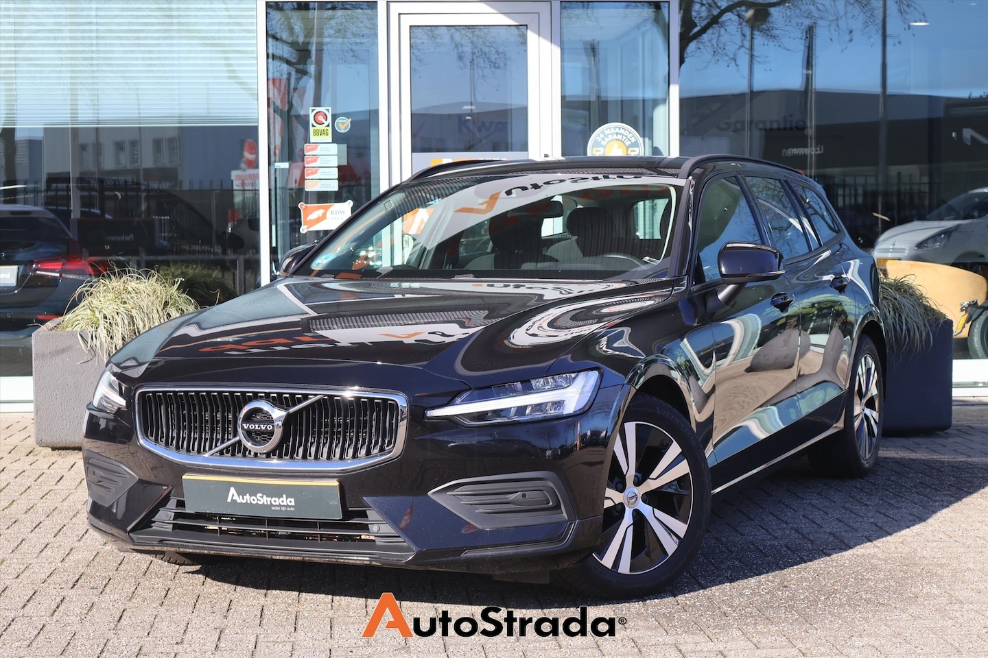 Volvo V60 - B3 Momentum Advantage 163PK I Camera I Navigatie I LED I Climate I Cruise - AutoWereld.nl