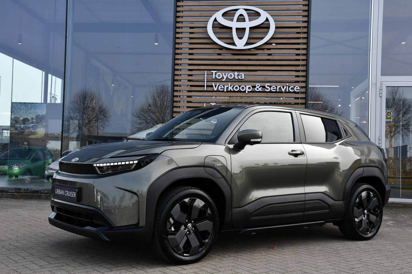 Toyota Urban Cruiser - Executive 61 kWh Automaat 174pk | Nieuw | Panoramadak | JBL-audio | 360 graden camera | - AutoWereld.nl