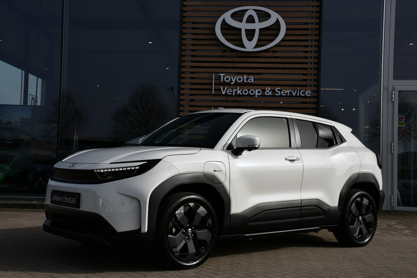 Toyota Urban Cruiser - Executive 61 kWh Automaat 174pk | Nieuw | Panoramadak | JBL-audio |  LED koplampen | - AutoWereld.nl