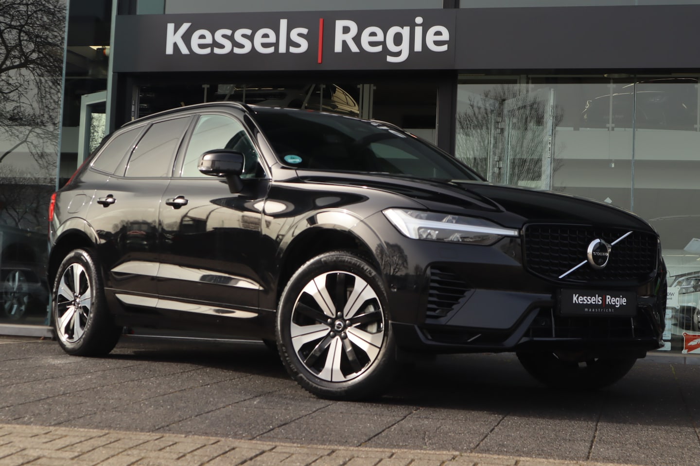 Volvo XC60 - 2.0 T8 Plug-in hybrid AWD Plus Dark Pano H&K Elec.trekhaak Memory - AutoWereld.nl