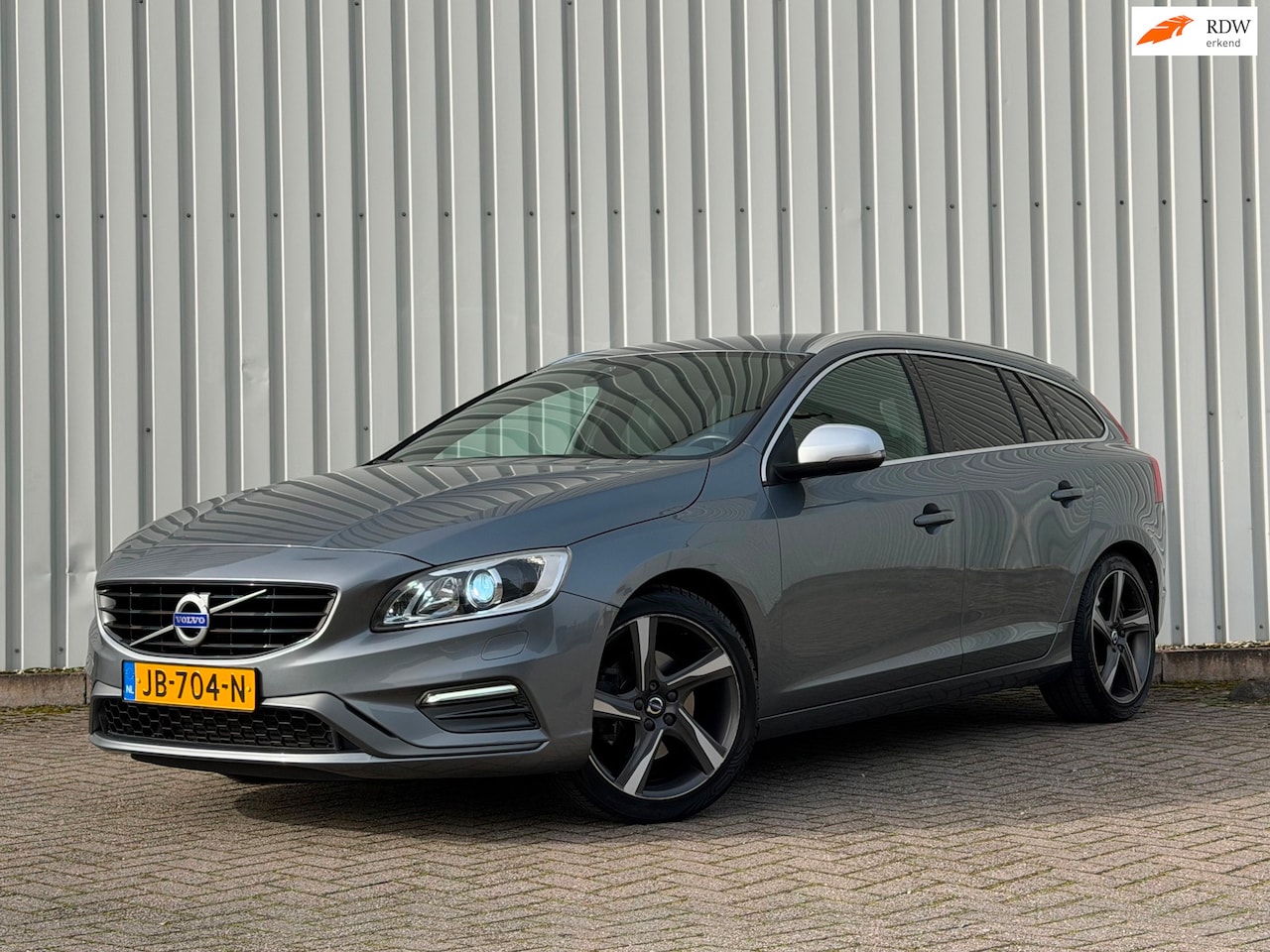 Volvo V60 - 1.5 T3 R-Design|Stoelverwarming|Navi|Trekhaak - AutoWereld.nl