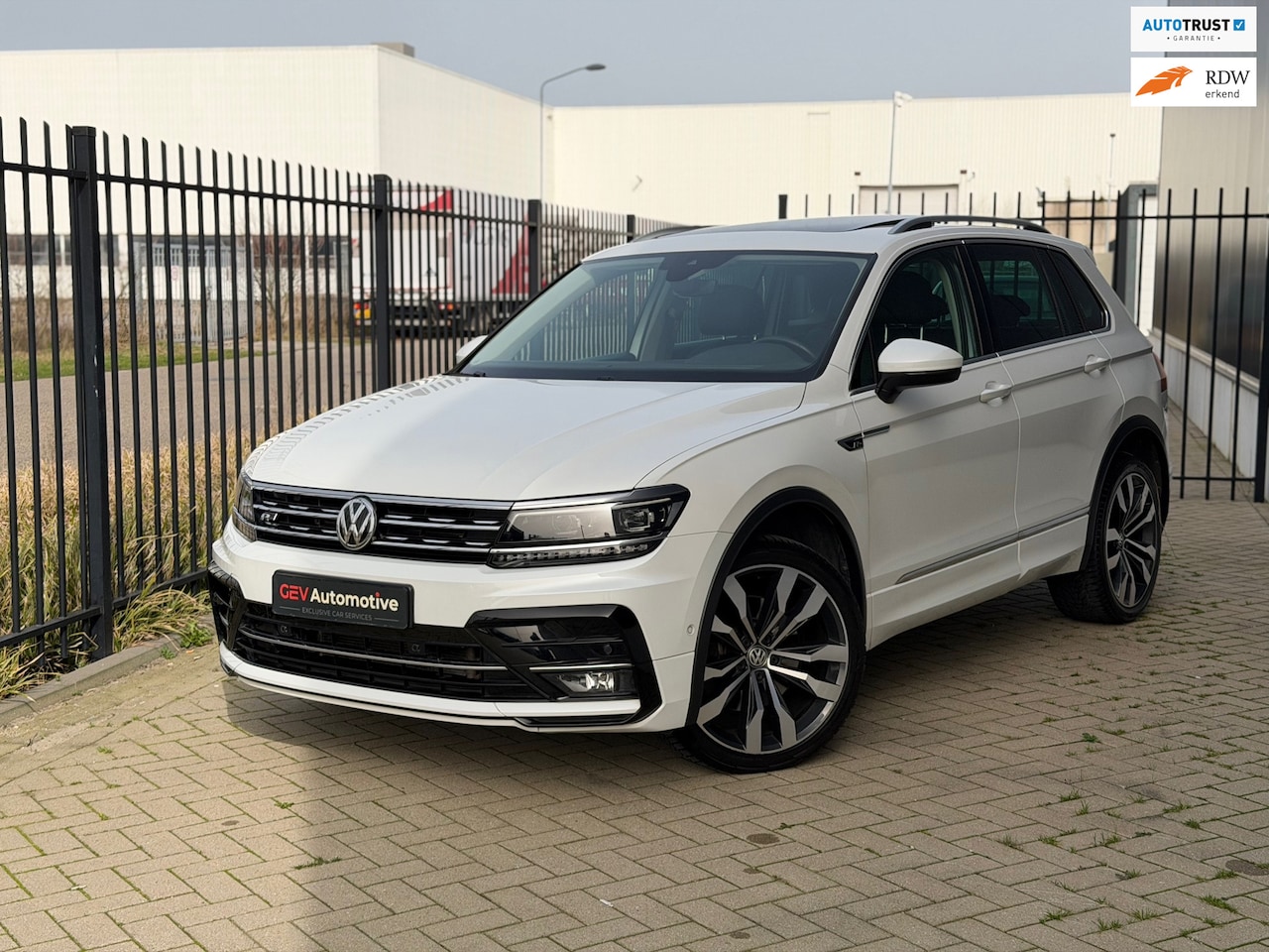 Volkswagen Tiguan - 2.0 TSI 4Motion R-Line 220pk Pano Memory Trekhaak Camera Carplay - AutoWereld.nl