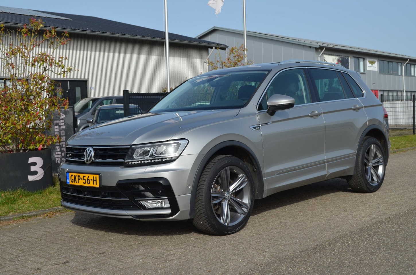 Volkswagen Tiguan - 2.0 TSI 4Motion R-line Highline Pano|Camera|Standkachel - AutoWereld.nl