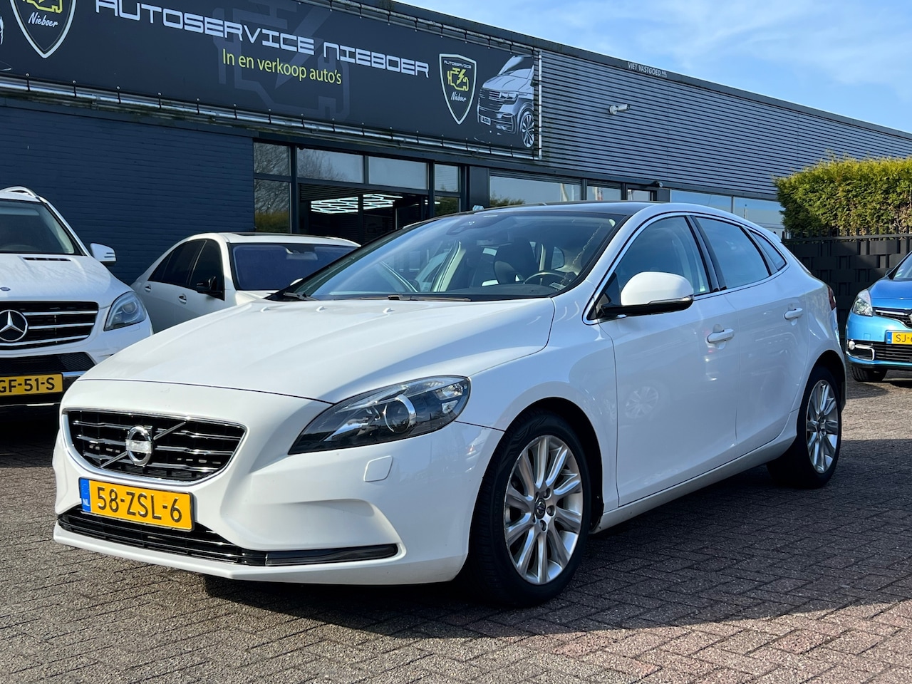 Volvo V40 - 1.6 D2 Summum / Pano / Pdc / Trekhaak / Leer / vol opties!! - AutoWereld.nl