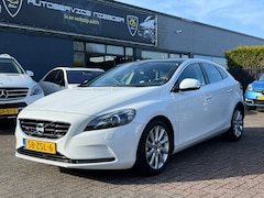 Volvo V40 - 1.6 D2 Summum / Pano / Pdc / Trekhaak / Leer / vol opties