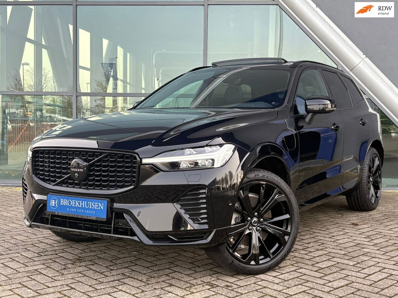 Volvo XC60 - 2.0 T6 Plug-in hybrid AWD Plus Black Edition 398pk Trekhaak / 360 Camera / Panoramadak - AutoWereld.nl