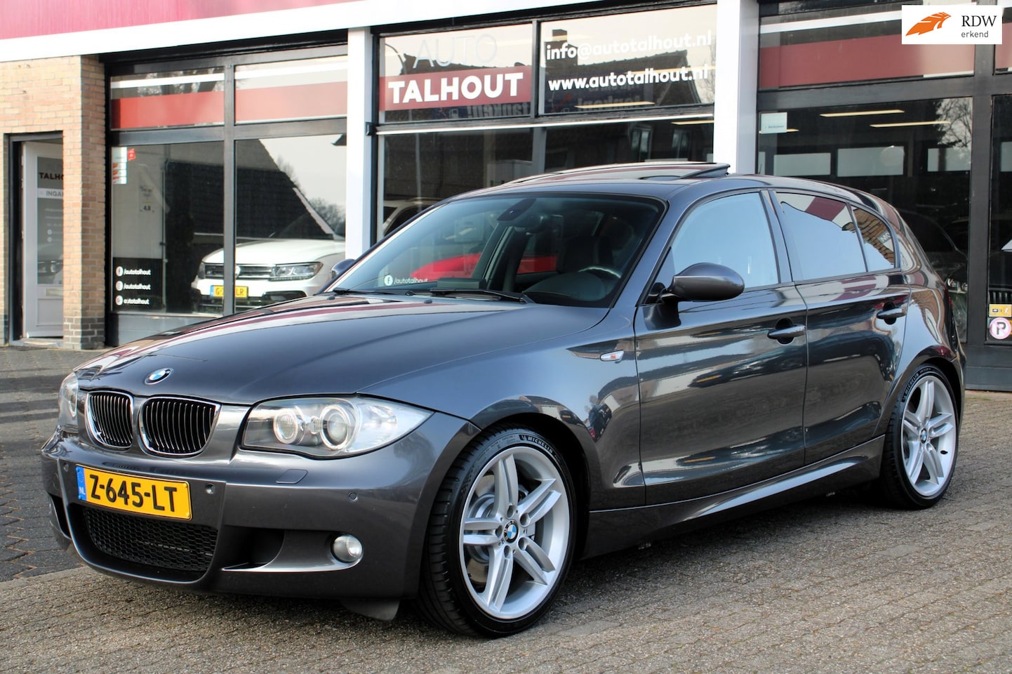 BMW 1-serie - 130i High Executive LCI M-Sport | H6 | Sportstoelen | Xenon | Schuifdak | 265pk | 6 cilind - AutoWereld.nl