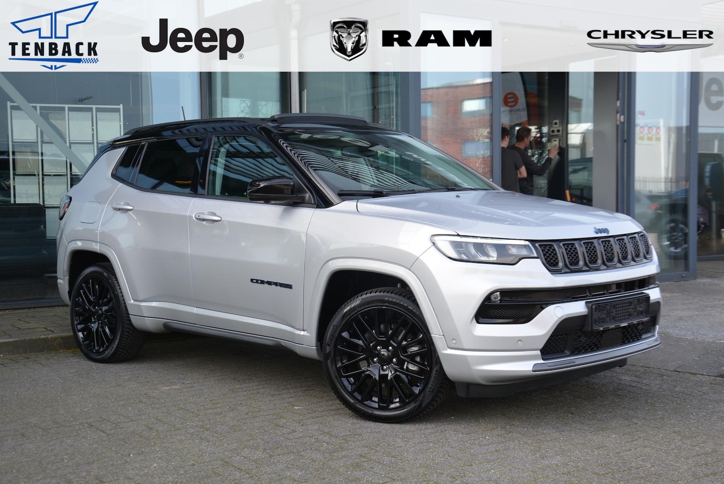 Jeep Compass - 4xe 240 Plug-in Hybrid Electric S | Pano dak | Memory | 360 camera - AutoWereld.nl