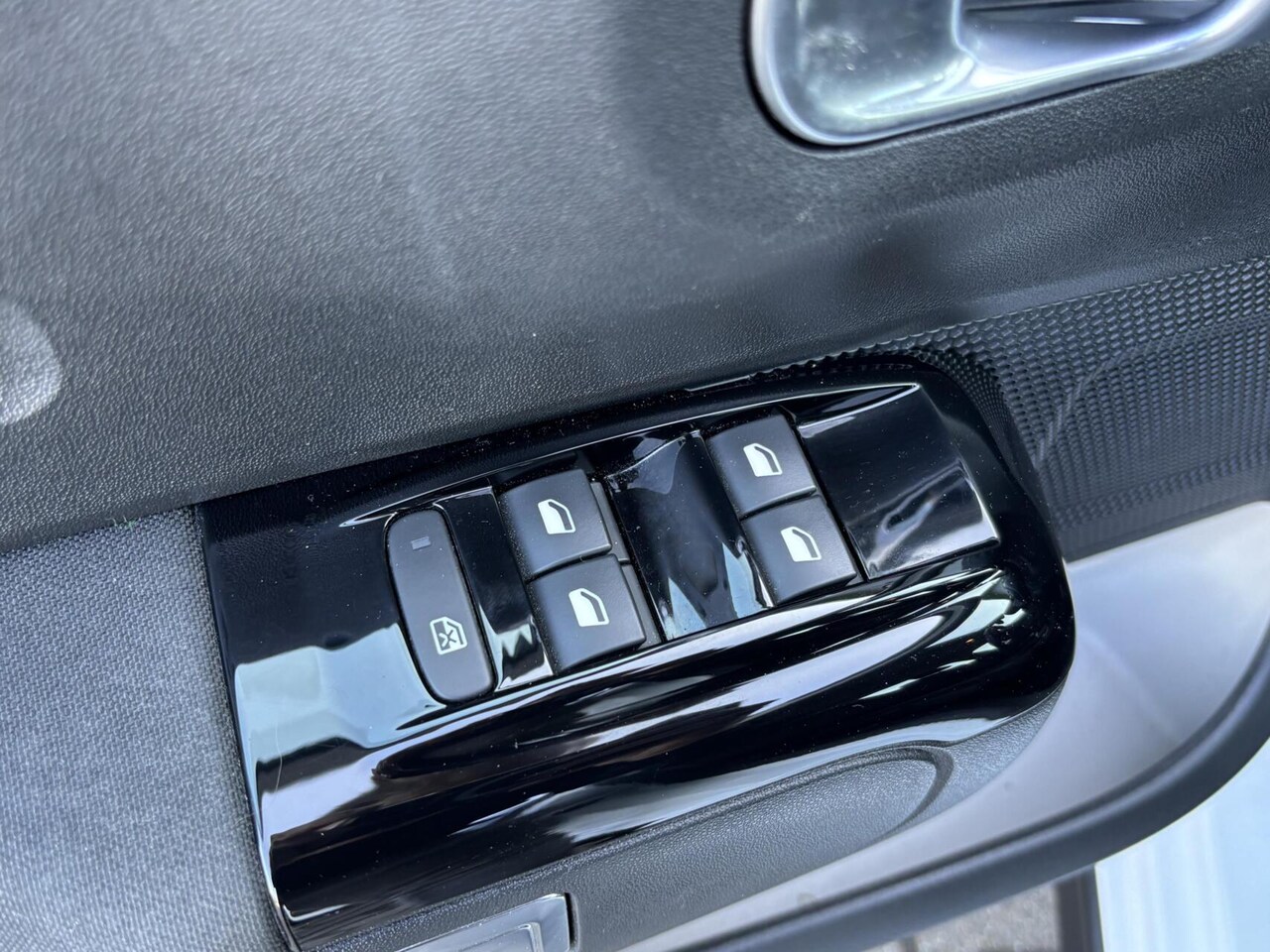 Citroën C3 - 1.2 PureTech Shine 110PK Automaat AppleCarPlay/ AndroidAuto/ Airco/ Cruise Control/ Two To