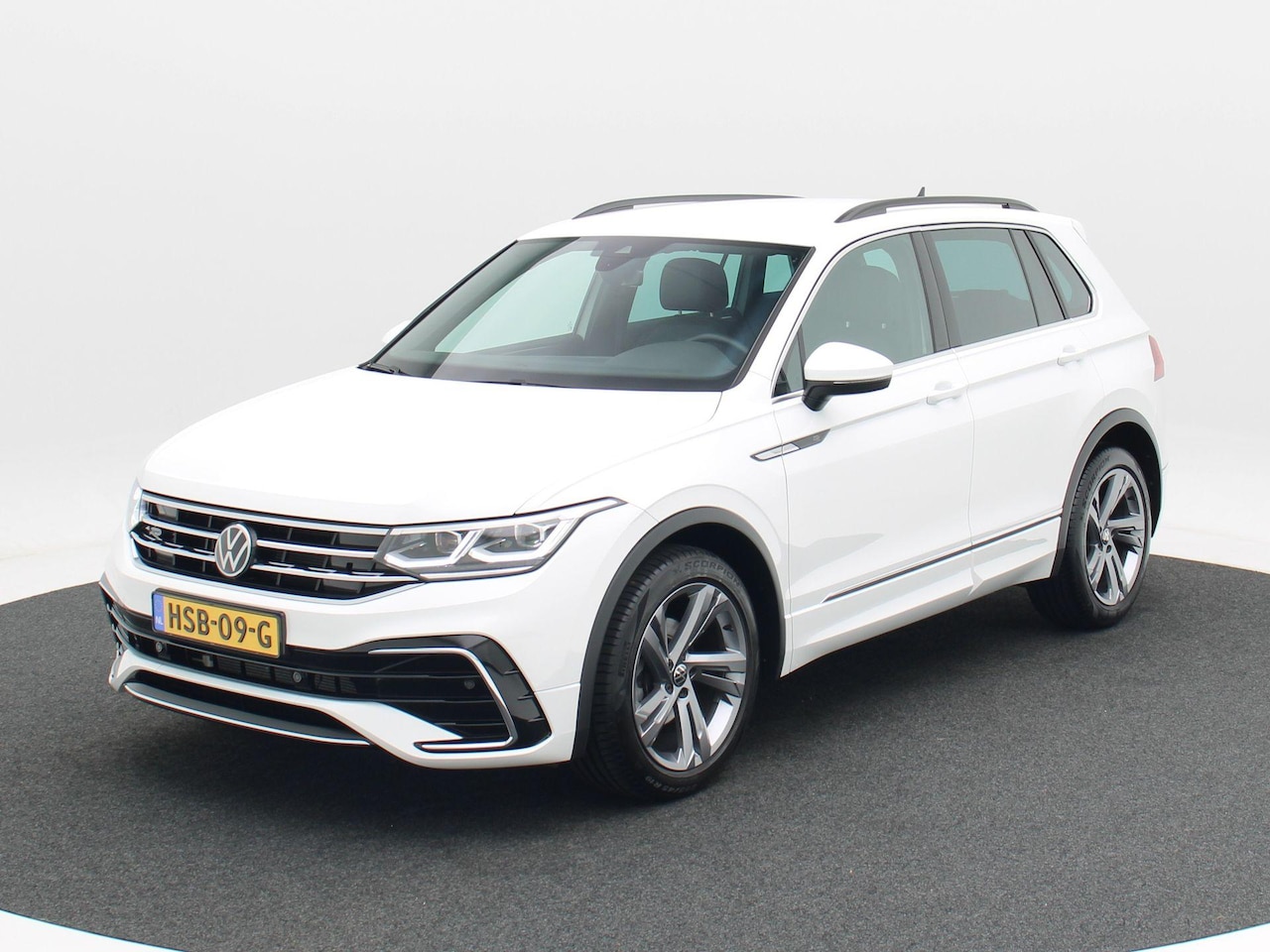 Volkswagen Tiguan - 1.5 TSi 150 Pk Automaat R-Line | Adaptive Cruise | Climate Control | Navigatie | Camera | - AutoWereld.nl