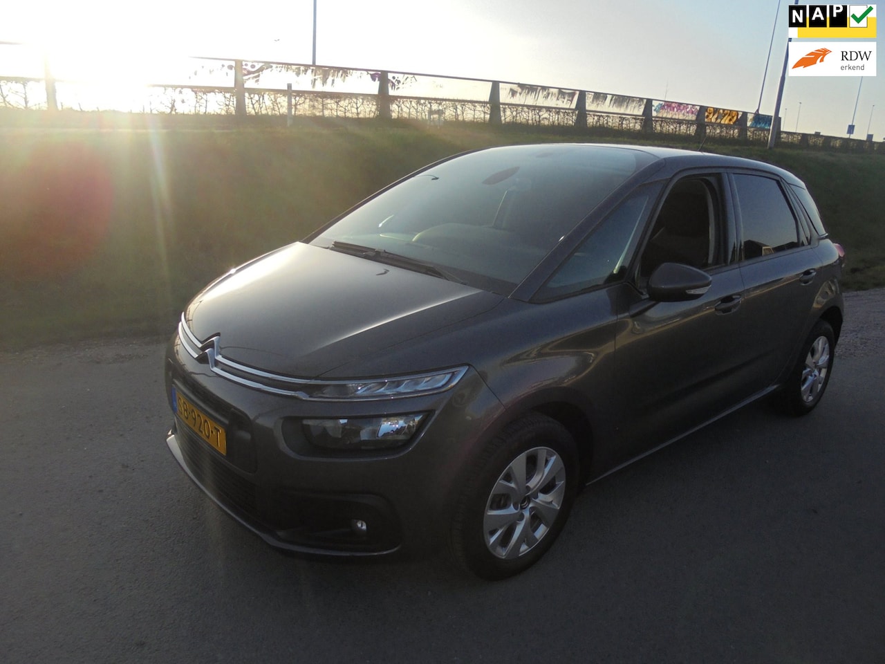 Citroën C4 Picasso - Citroen C4 1.2 benzine airco navigatie trekhaak pdc lmv 150.000km - AutoWereld.nl