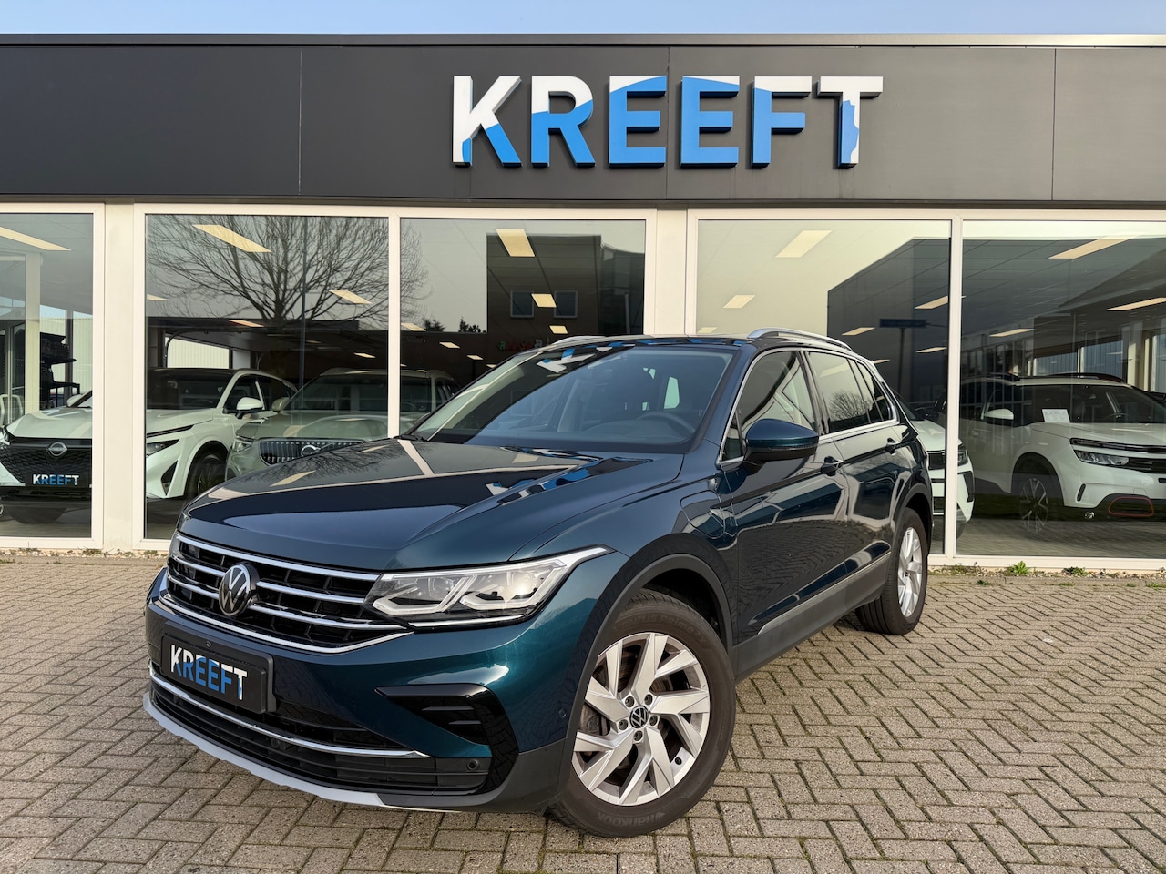Volkswagen Tiguan - 1.4 TSI eHybrid Elegance Pano | Wegklapbare Trekhaak - AutoWereld.nl