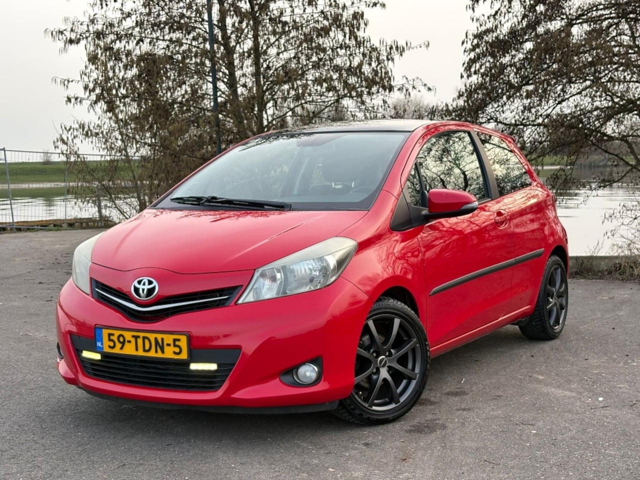 Toyota Yaris - 1.3 VVT-i Dynamic PANO Keyless Camera Navi - AutoWereld.nl