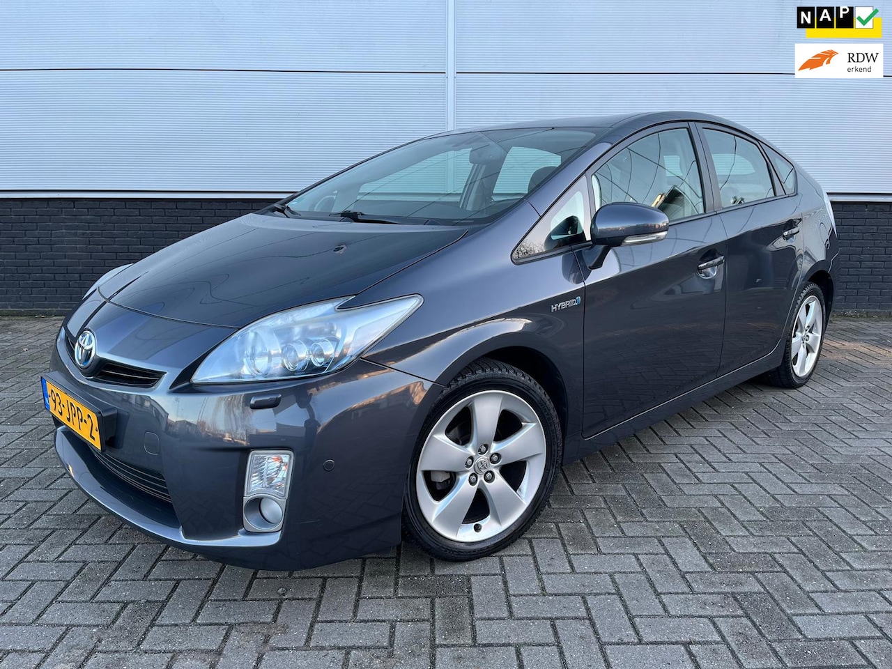 Toyota Prius - 1.8 Hybrid Dynamic Clima - HUD - sensoren - trekhaak - bluetooth - NAP - dealer onderhoude - AutoWereld.nl